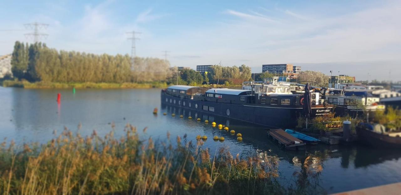 Euphrate Houseboat Hotel Amsterdam Exterior photo