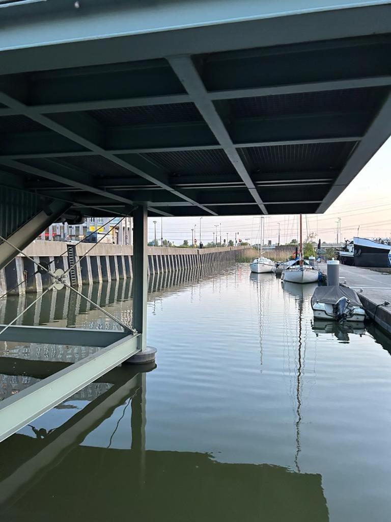 Euphrate Houseboat Hotel Amsterdam Exterior photo