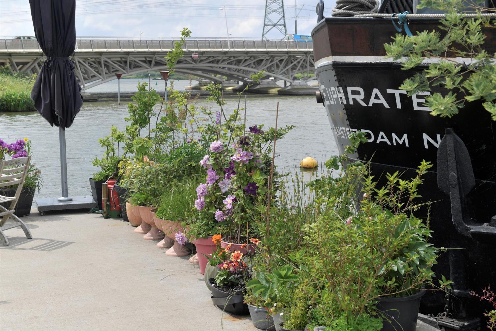 Euphrate Houseboat Hotel Amsterdam Exterior photo
