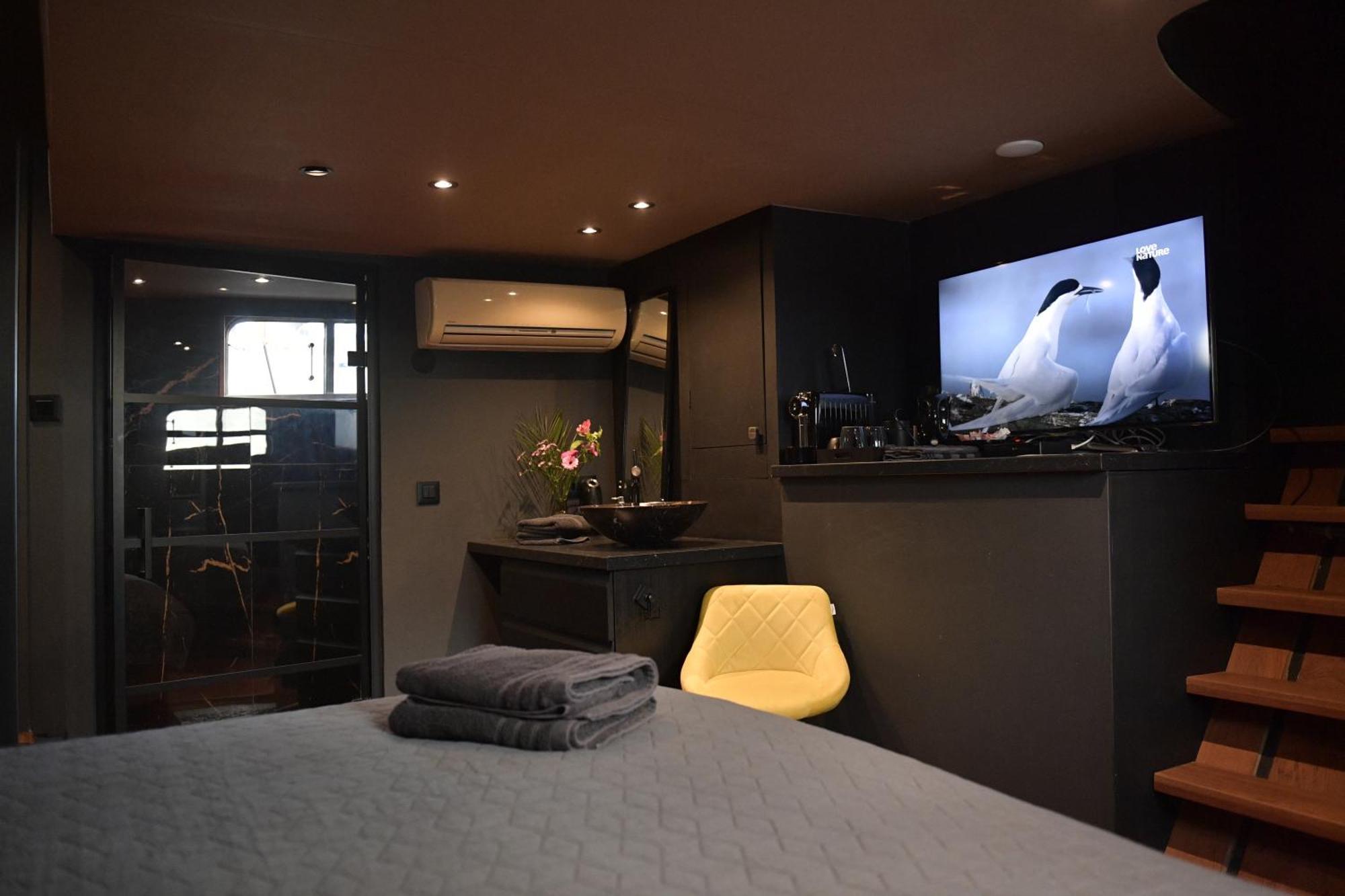 Euphrate Houseboat Hotel Amsterdam Exterior photo
