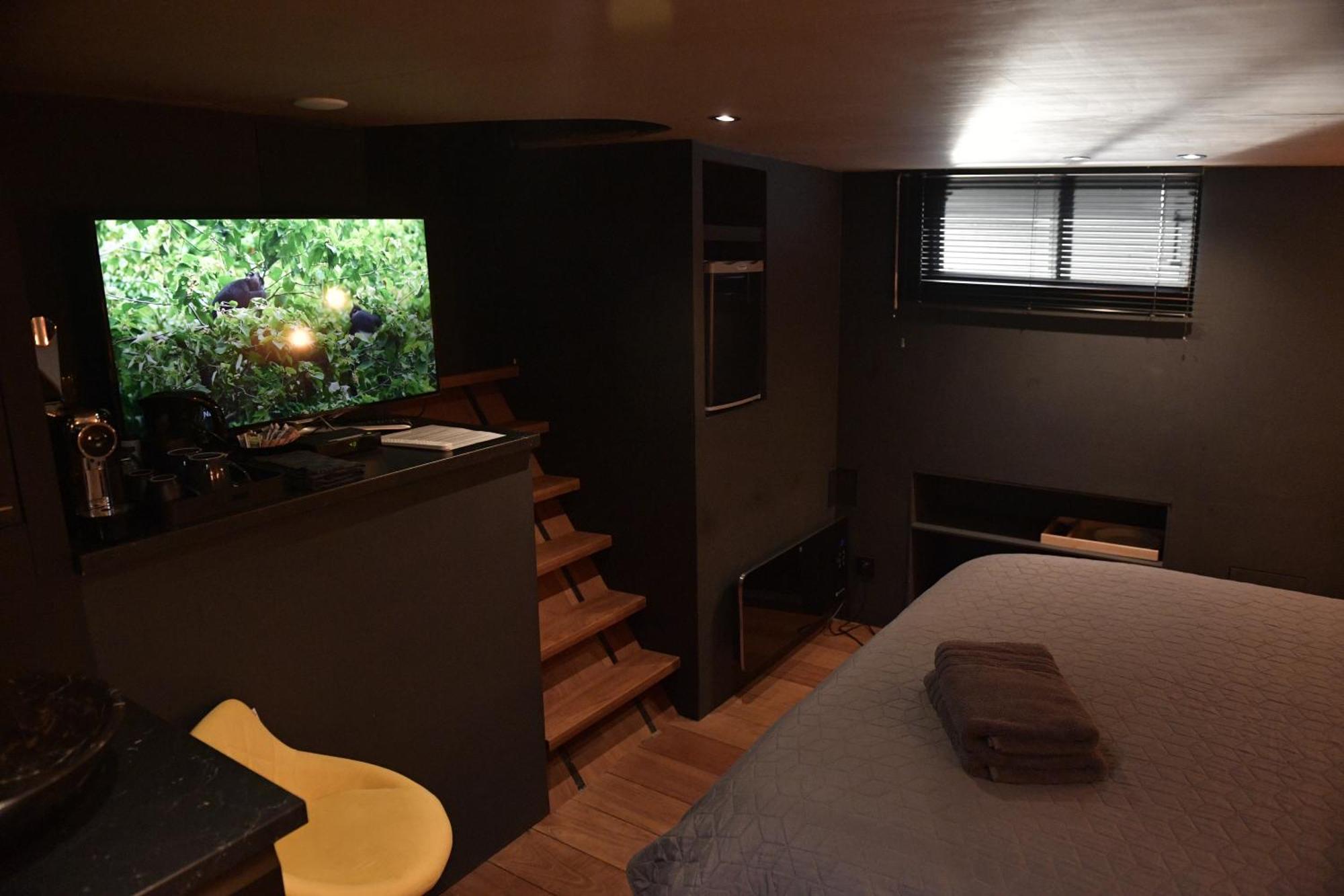 Euphrate Houseboat Hotel Amsterdam Exterior photo